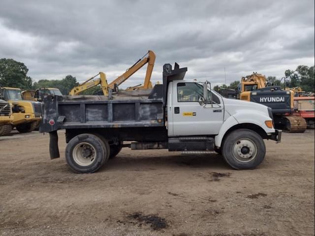 Image of Ford F-750 equipment image 2