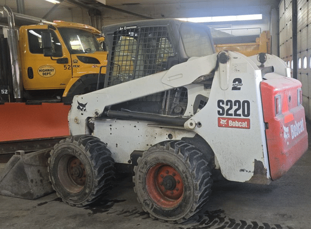 Image of Bobcat S220 equipment image 2