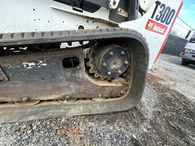 Image of Bobcat T300 equipment image 2