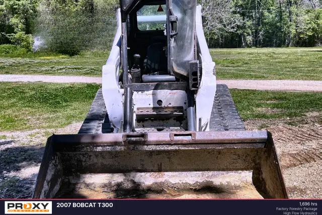 Image of Bobcat T300 equipment image 3