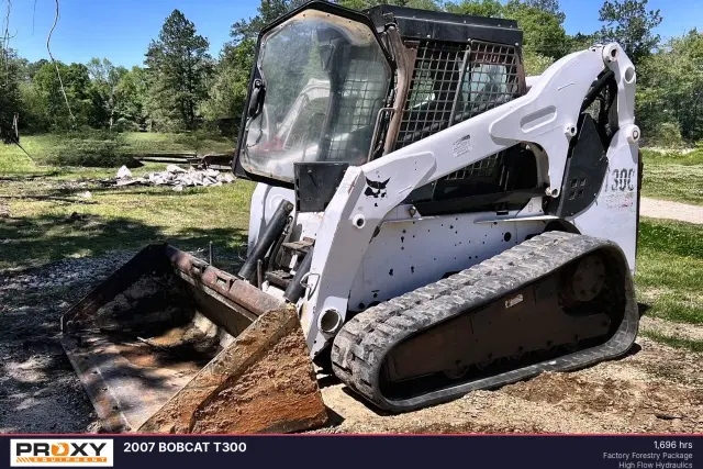 Image of Bobcat T300 equipment image 4