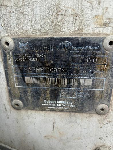 Image of Bobcat T320 equipment image 3