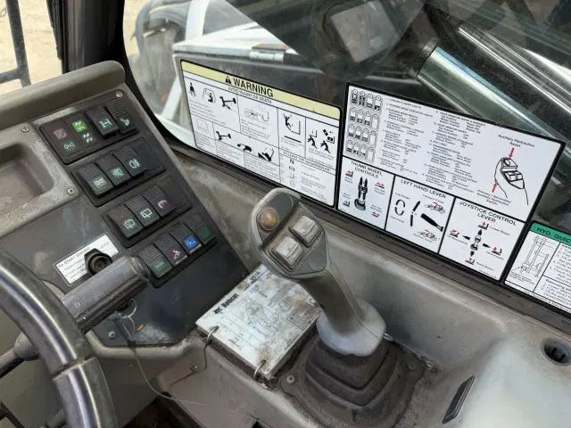 Image of Bobcat V518 equipment image 4