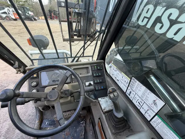 Image of Bobcat V518 equipment image 2
