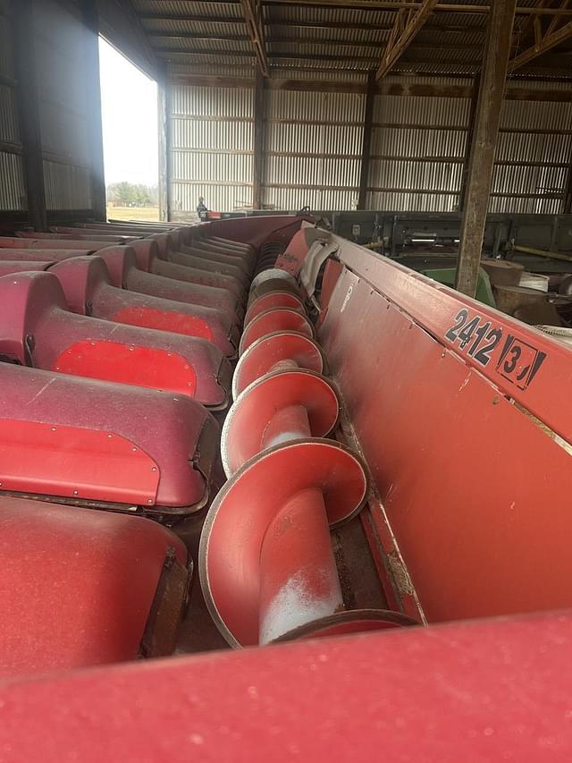 Image of Case IH 2412 equipment image 2