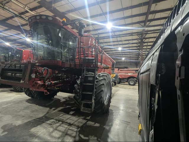 Image of Case IH 7010 equipment image 3