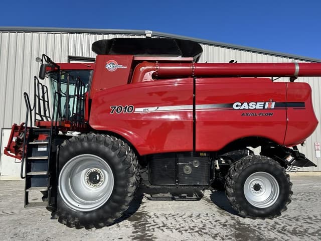 Image of Case IH 7010 equipment image 2