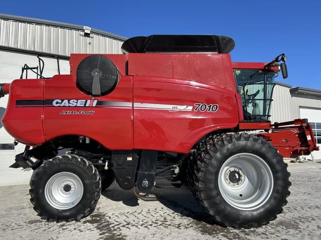 Image of Case IH 7010 equipment image 3