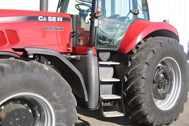 Image of Case IH Magnum 305 equipment image 1