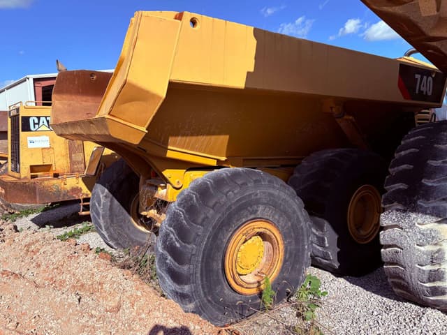 Image of Caterpillar 740 equipment image 3