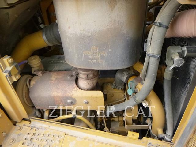 Image of Caterpillar D6T equipment image 4