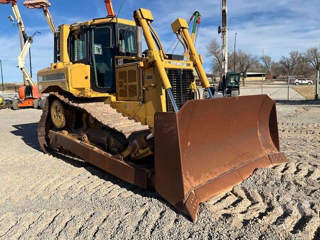 Image of Caterpillar D6R XL equipment image 2