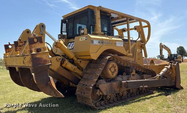 Image of Caterpillar D8T equipment image 4