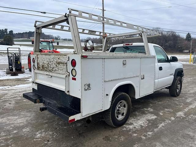 Image of Chevrolet 2500HD equipment image 4