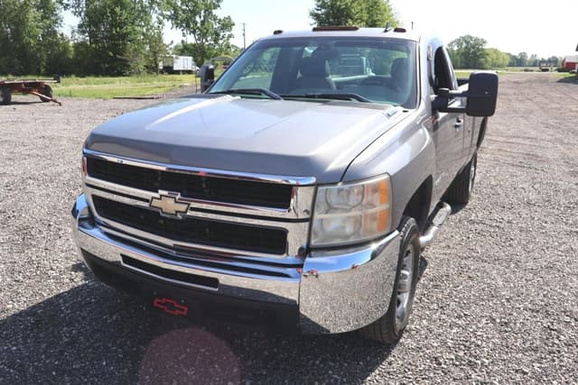 Image of Chevrolet 2500 equipment image 2