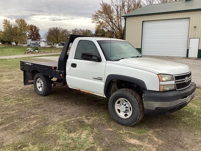 Image of Chevrolet 2500HD equipment image 2