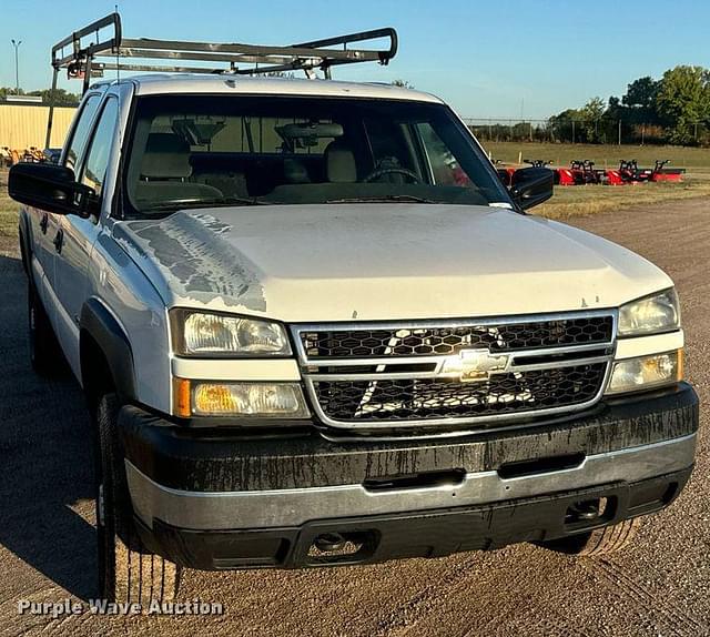 Image of Chevrolet 2500HD equipment image 1