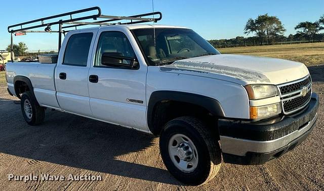 Image of Chevrolet 2500HD equipment image 2