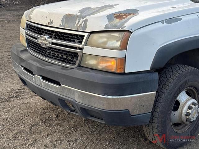 Image of Chevrolet 3500 equipment image 4