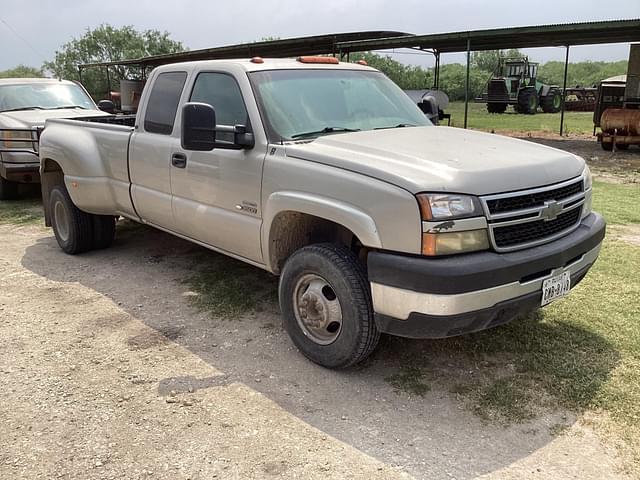 Image of Chevrolet 3500 equipment image 2