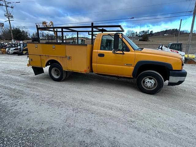 Image of Chevrolet 3500 equipment image 4