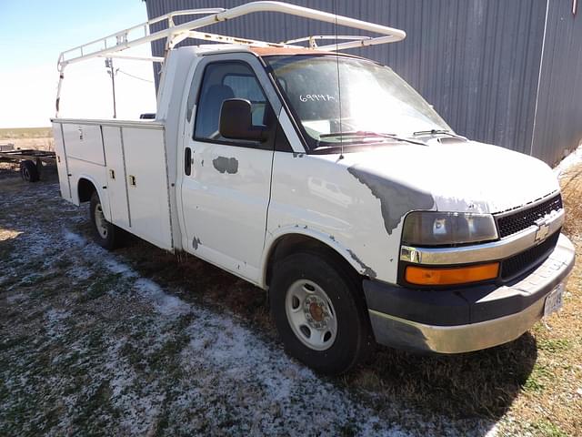 Image of Chevrolet 3500 Express equipment image 3