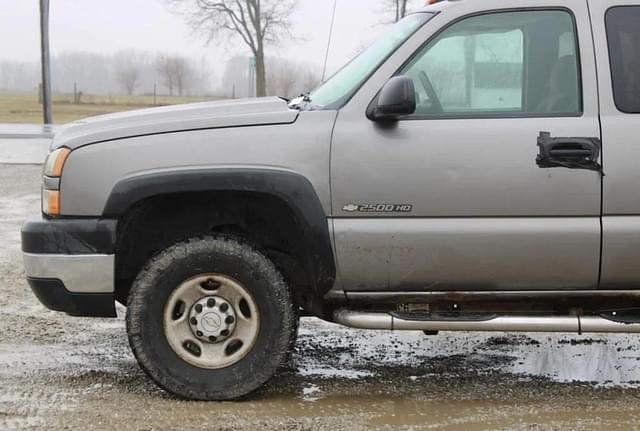 Image of Chevrolet 2500HD equipment image 4