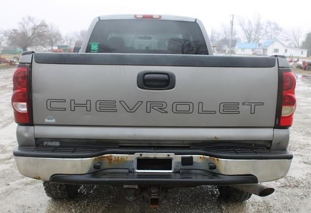 Image of Chevrolet 2500HD equipment image 3