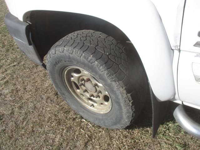 Image of Chevrolet 2500HD equipment image 3