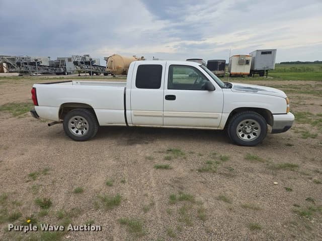 Image of Chevrolet 1500 equipment image 3