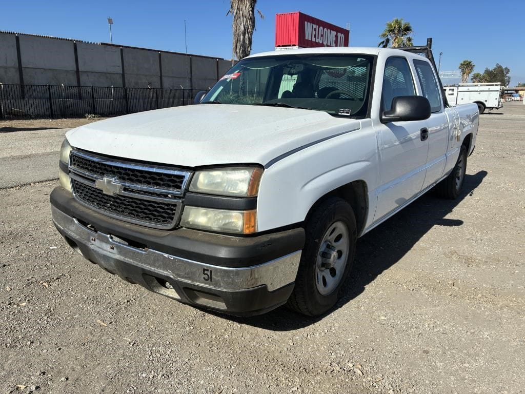 2007 Chevrolet Silverado Equipment Image0