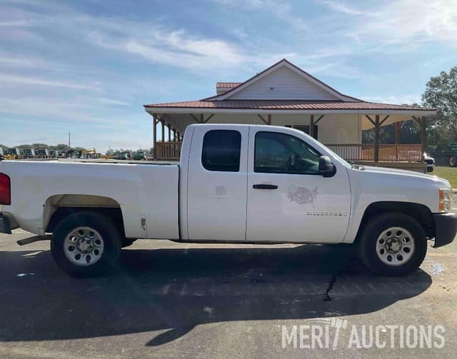 Image of Chevrolet Silverado equipment image 3