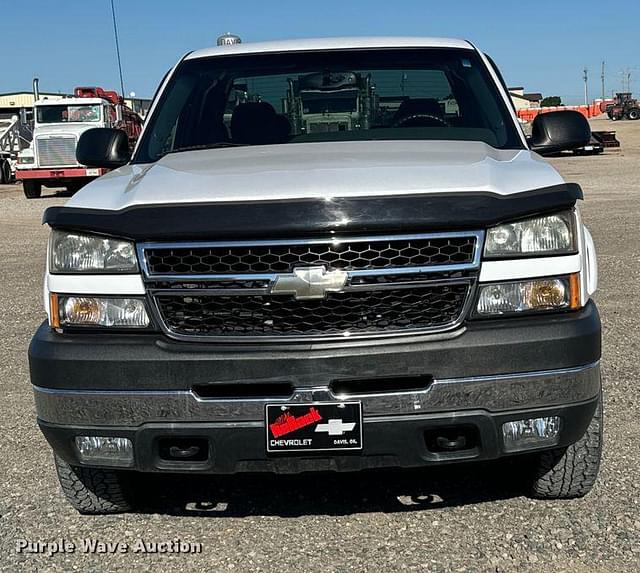 Image of Chevrolet 2500HD equipment image 1