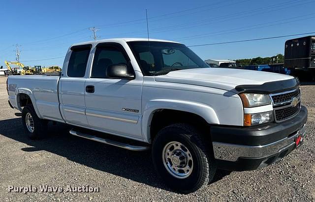 Image of Chevrolet 2500HD equipment image 2