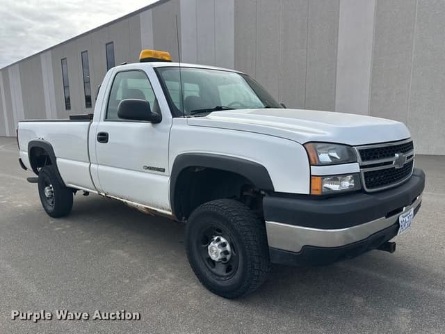 Image of Chevrolet 2500HD equipment image 2