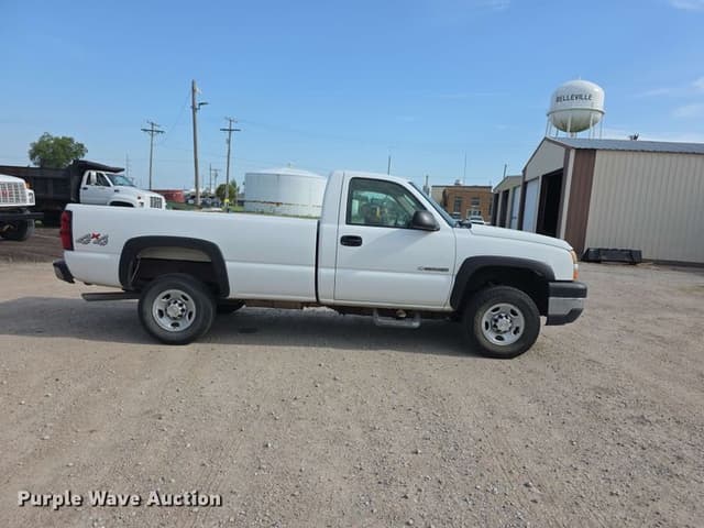 Image of Chevrolet 2500HD equipment image 3