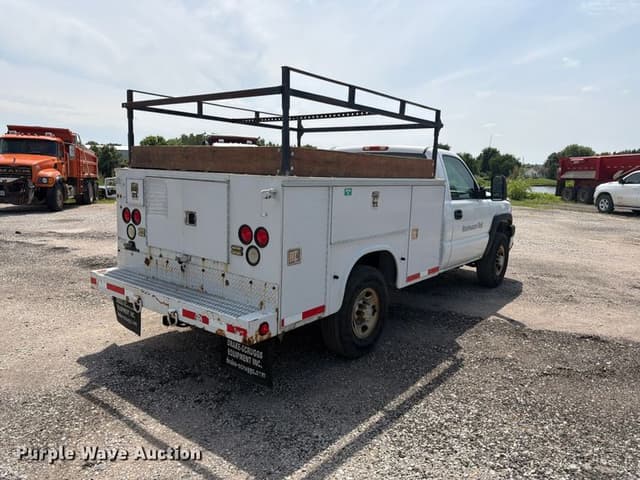 Image of Chevrolet 2500HD equipment image 4