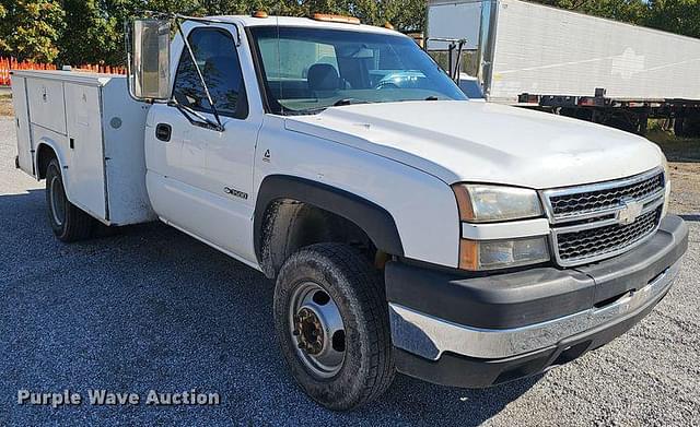 Image of Chevrolet 3500 equipment image 2