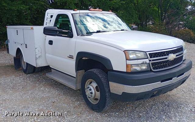 Image of Chevrolet 3500 equipment image 2