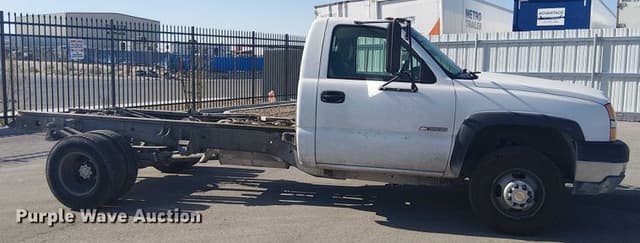 Image of Chevrolet 3500HD equipment image 3