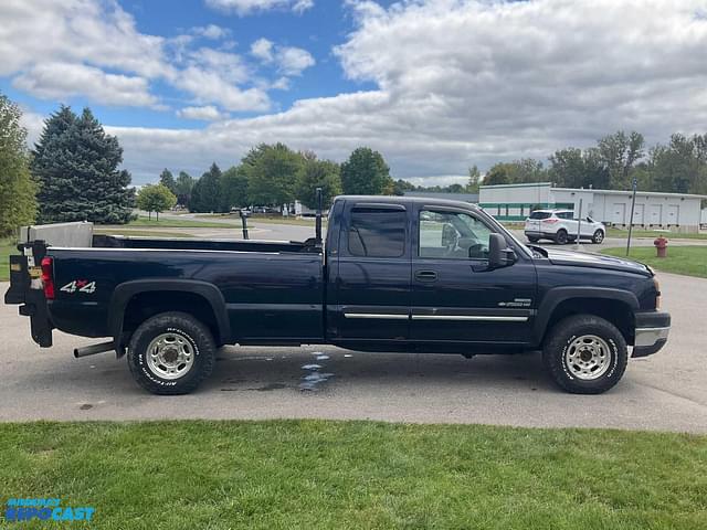 Image of Chevrolet 2500HD equipment image 3