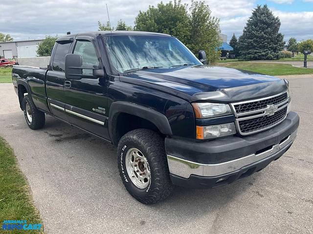 Image of Chevrolet 2500HD equipment image 2