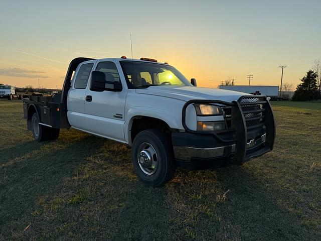 Image of Chevrolet 3500 equipment image 2
