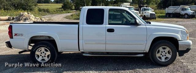 Image of Chevrolet Silverado equipment image 3