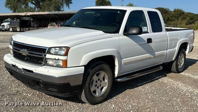2007 Chevrolet Silverado Equipment Image0