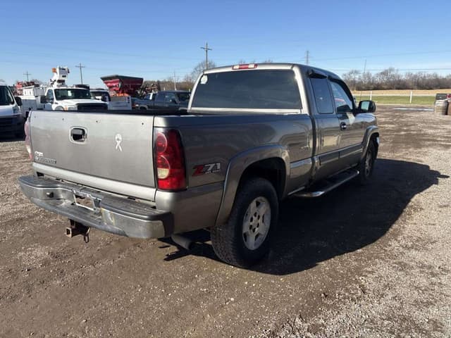 Image of Chevrolet Silverado equipment image 4