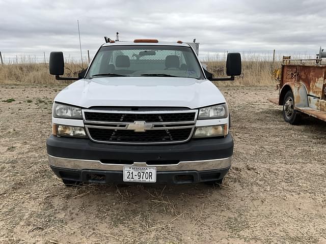 Image of Chevrolet 3500 equipment image 4