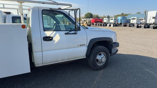 Image of Chevrolet 3500 equipment image 3
