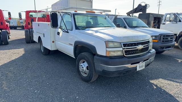 Image of Chevrolet 3500 equipment image 2
