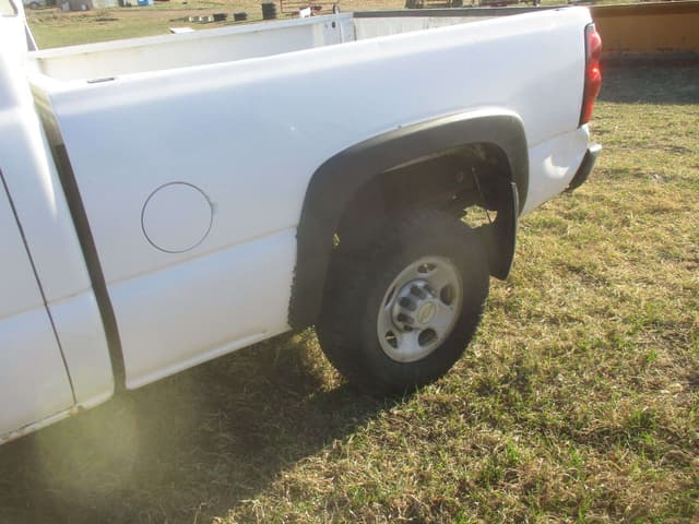 Image of Chevrolet 2500HD equipment image 3